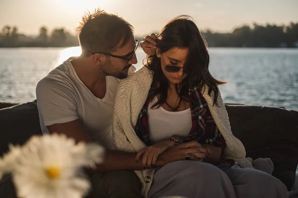 Couple Perturbé Amoureux Tenant Main Tout Étant Assis Bord Rivière — Photo