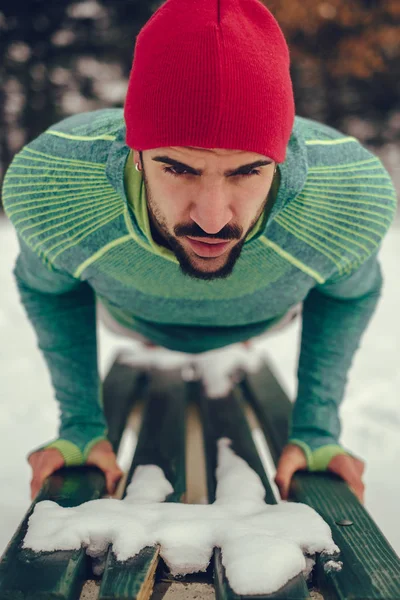 Bärtiger Mann Mit Hut Macht Liegestütze Auf Einer Parkbank Winter — Stockfoto