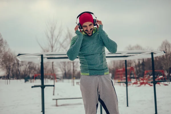 Hombre Atlético Sonriente Escuchando Música Entrenamiento Día Invierno Nevado —  Fotos de Stock