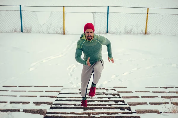 Atleta Masculino Con Sombrero Rojo Zapatillas Rojas Corriendo Por Las —  Fotos de Stock