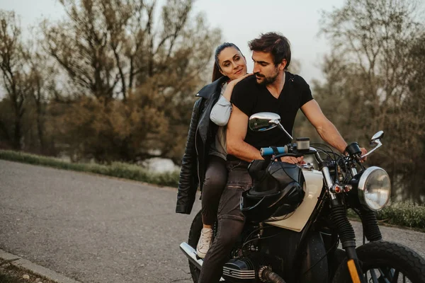 Man riding motorcycle with girlfriend behind him smiling — Stock Photo, Image