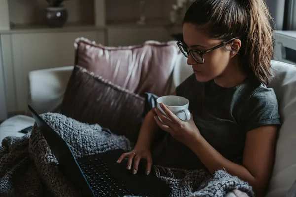 Smart Tjej Med Glasögon Med Laptop Soffan Medan Håller Kaffe — Stockfoto