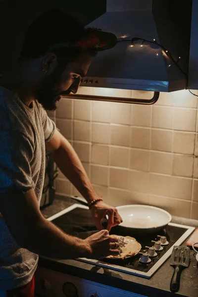 Homem Sério Com Chapéu Decorativo Cabeça Preparando Panquecas Cozinha Véspera — Fotografia de Stock