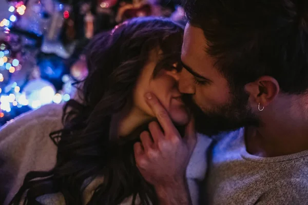 Couple Amoureux Embrasser Devant Arbre Noël — Photo