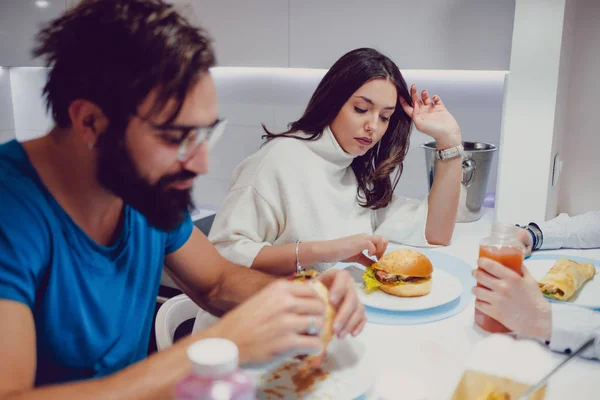 Casal Problemático Jantando Com Amigos Casa — Fotografia de Stock