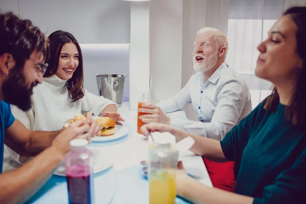 Orang Membuat Teman Temannya Tertawa Saat Makan Siang Rumah — Stok Foto