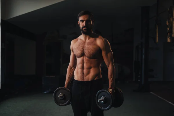 Hombre Atleta Sin Camisa Con Barba Sosteniendo Pesas Gimnasio —  Fotos de Stock