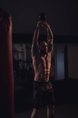 Kas sakallı adam su ısıtıcısı çan jimnastik salonu kaldırma