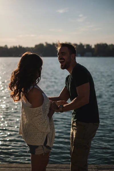 Gelukkige Paar Lachen Terwijl Hand Hand Bij Rivier Een Zonnige — Stockfoto