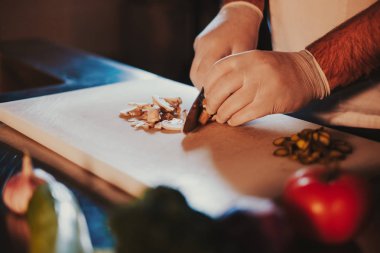 Eldivenler ve mantar bıçakla kesme mutfak Şef