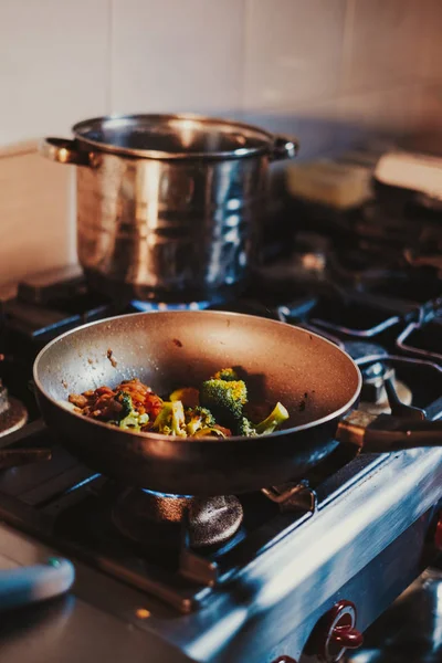 Vegyes Zöldség Olaj Gáz Serpenyőben Főzés Láng Tűzhely — Stock Fotó