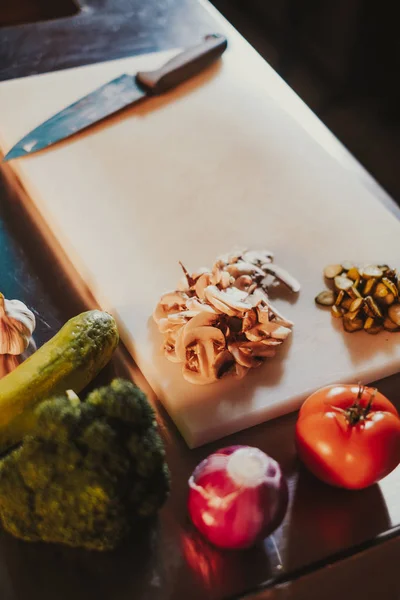 Mezcla Verduras Cuchillo Una Tabla Cortar Cocina —  Fotos de Stock