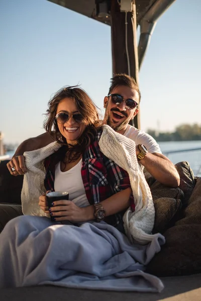 幸福的夫妇一边笑一边喝咖啡在河边 — 图库照片