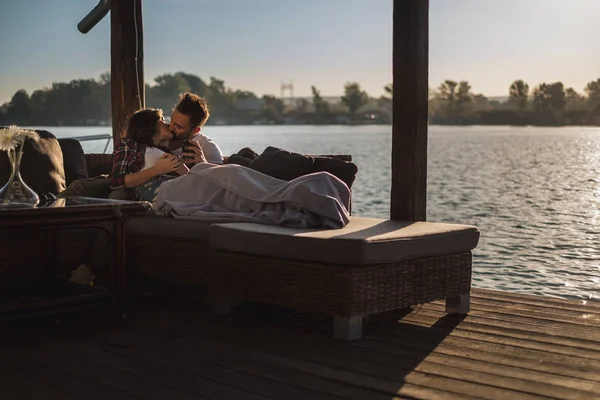 İki battaniye altında yalan ve nehir kıyısında öpüşme — Stok fotoğraf