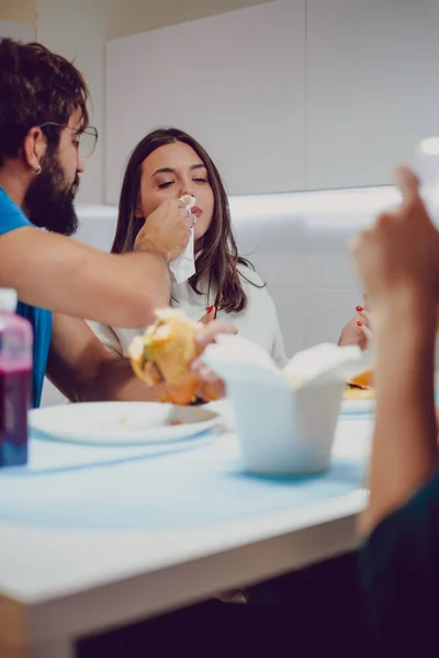 Hombre limpiando los labios de su novia mientras en un almuerzo — Foto de Stock