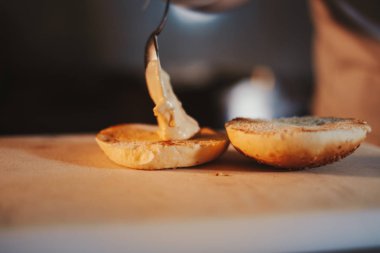 Soyunma hamburger çörek koyarak mutfak Şef
