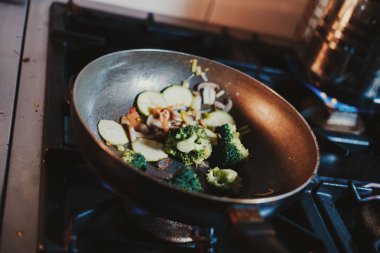 Soba üzerinde tavada pişirme brokoli