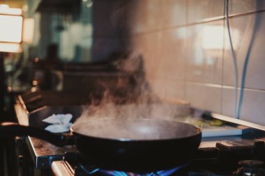 Dumanı tüten mutfak kızartma tavası