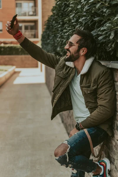 Uomo Elegante Barbuto Che Sorride Mentre Selfie Città — Foto Stock