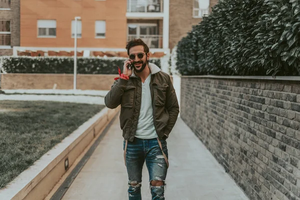 Sorridente Uomo Barbuto Che Parla Telefono Mentre Cammina Città — Foto Stock