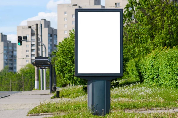 Vertikální Billboard Bílým Pozadím Stojí Během Dne Ulici Pozadí Města — Stock fotografie