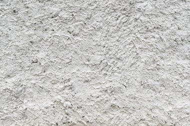 Duvarda ince beyaz alçı dokusu var..