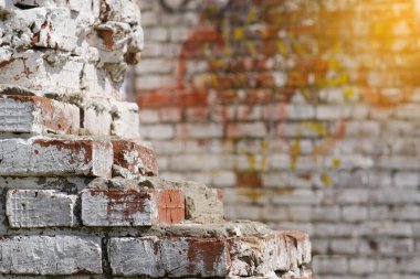 Eski bir tuğla duvarın enkazı. Arkaplan bulanık.