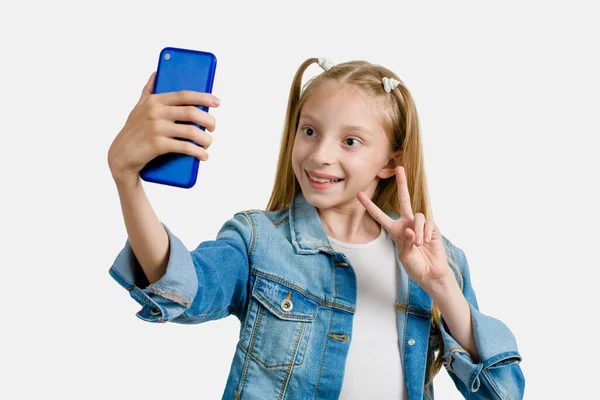 Dziewczyna Uśmiecha Się Robi Selfie Smartfonie — Zdjęcie stockowe