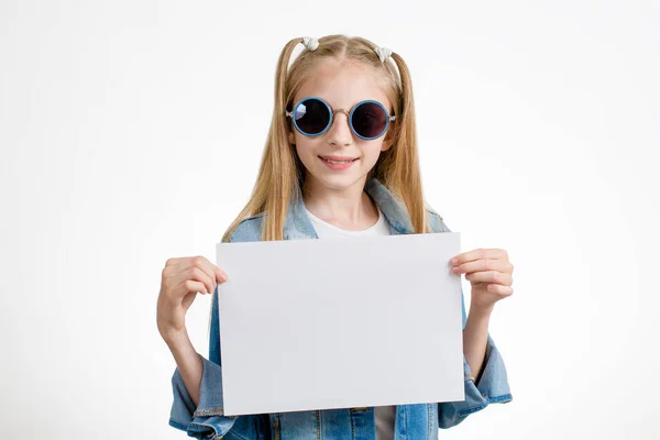 Una Chica Con Gafas Sol Sonríe Sostiene Una Hoja Papel —  Fotos de Stock