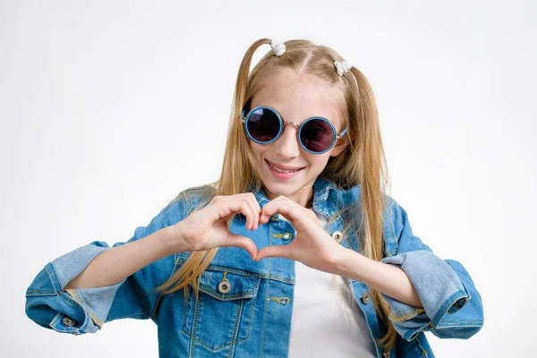 Moderní Dívka Černých Brýlích Usmívá Ukazuje Rukama Srdce — Stock fotografie