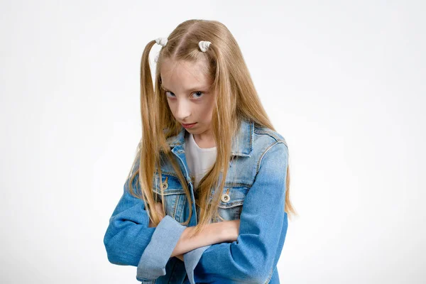 Chica Ofendida Con Pelo Rubio Mirando Cámara Con Una Mirada —  Fotos de Stock