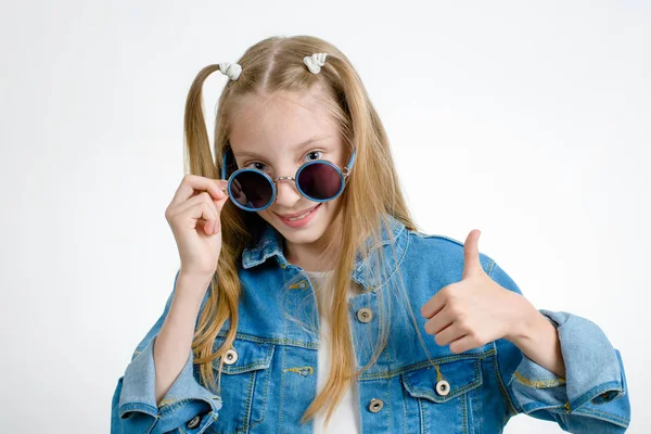 Menina Alegre Tira Óculos Sol Mostra Polegar Para Cima Fundo — Fotografia de Stock