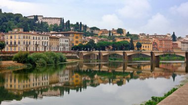 Floransa 'nın eski bir kenti olan İtalya' da nehir manzarası