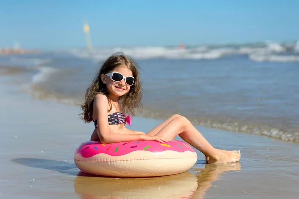 Χαρούμενο Κορίτσι Σκούρα Μαλλιά Κάθεται Έναν Κύκλο Στην Παραλία Κοντά — Φωτογραφία Αρχείου