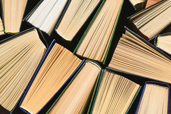 Sok Régi Keménykötésű Könyv Áll Asztalon Könyveket Távolítunk Felső Pozícióból — Stock Fotó