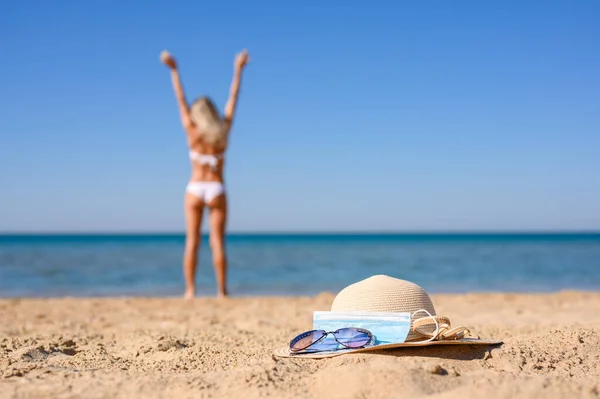 Cappello Paglia Occhiali Sole Una Maschera Medica Trovano Sulla Spiaggia — Foto Stock