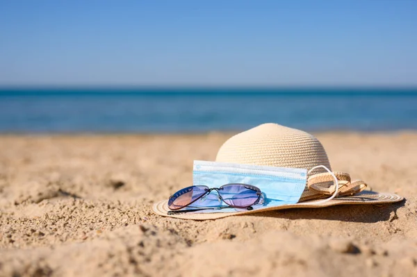 Пляже Лежат Соломенная Шапка Солнцезащитные Очки Медицинская Маска — стоковое фото