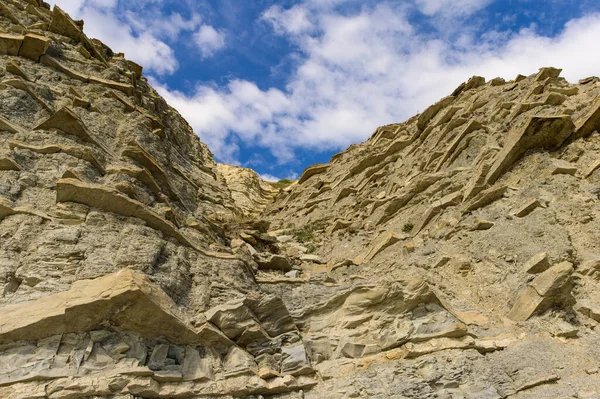 Felsen Gegen Den Himmel Mit Wolken — Stockfoto