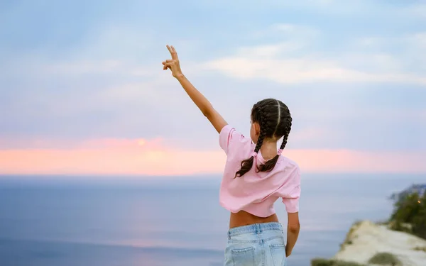 Una Chica Con Una Camiseta Rosa Está Pie Con Mano — Foto de Stock