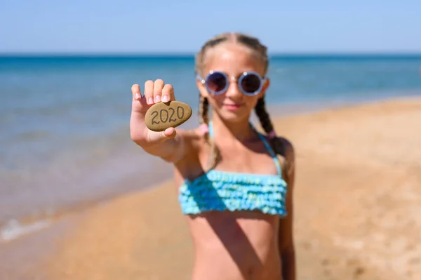Uma Menina Óculos Sol Praia Fica Mostra Seixo Com Inscrição — Fotografia de Stock