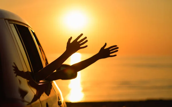 Carro Está Praia Pôr Sol Duas Mãos Viajantes Acenando Contra — Fotografia de Stock