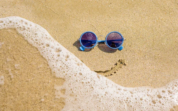Sluneční Brýle Leží Pláži Moře Pod Brýlemi Objeví Úsměv Vlna — Stock fotografie