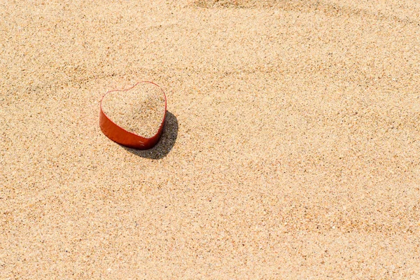 Červená Krabička Tvaru Srdce Plná Písku Leží Písečné Pláži Volné — Stock fotografie