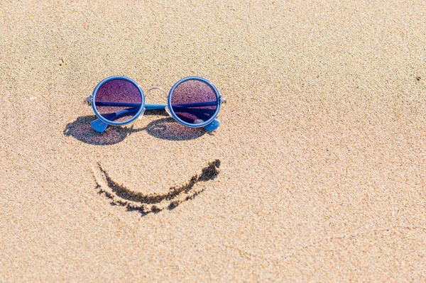 Gafas Sol Una Sonrisa Pintada Una Playa Arena Concepto Viaje — Foto de Stock