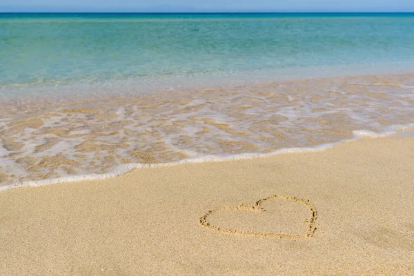 Coração Desenhado Praia Areia Perto Mar Azul — Fotografia de Stock