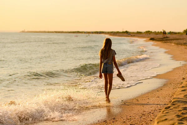 Una Chica Camina Por Orilla Del Mar Descalza Atardecer Lleva — Foto de Stock