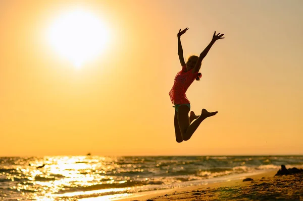 Glückliche Mädchen Springen Strand Vor Dem Hintergrund Des Meeres Und — Stockfoto