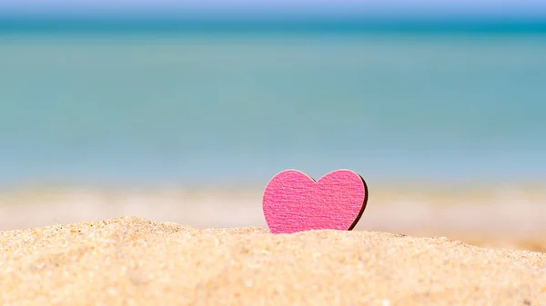 Coração Rosa Uma Praia Areia Fundo Mar Conceito Férias Beira — Fotografia de Stock