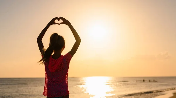 Ein Mädchen Steht Bei Sonnenuntergang Strand Und Zeigt Ein Herz — Stockfoto