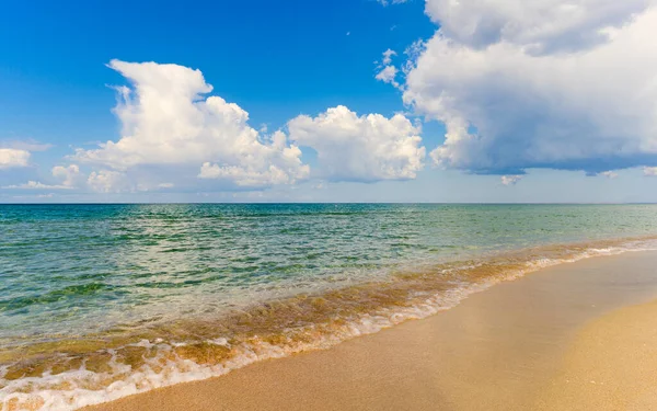 Deniz kıyısı ve bulutlar. Deniz temasının arkaplanı